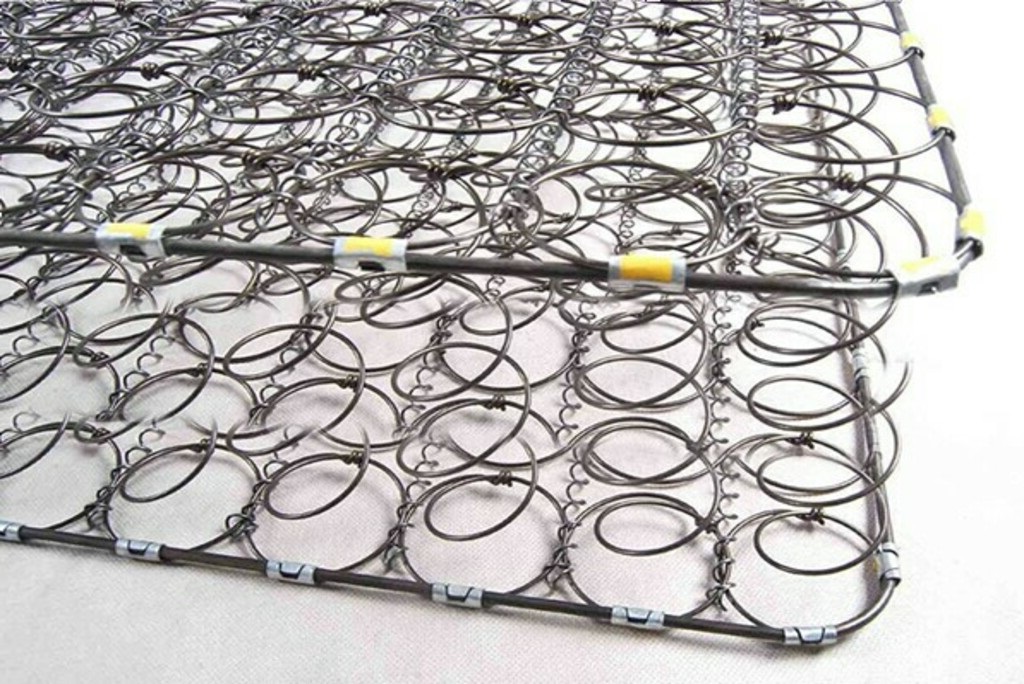 Блок из связанных между собой пружин