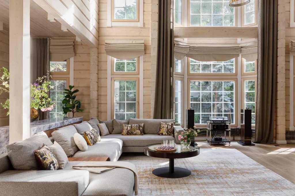 Гостиная в большом деревянном доме