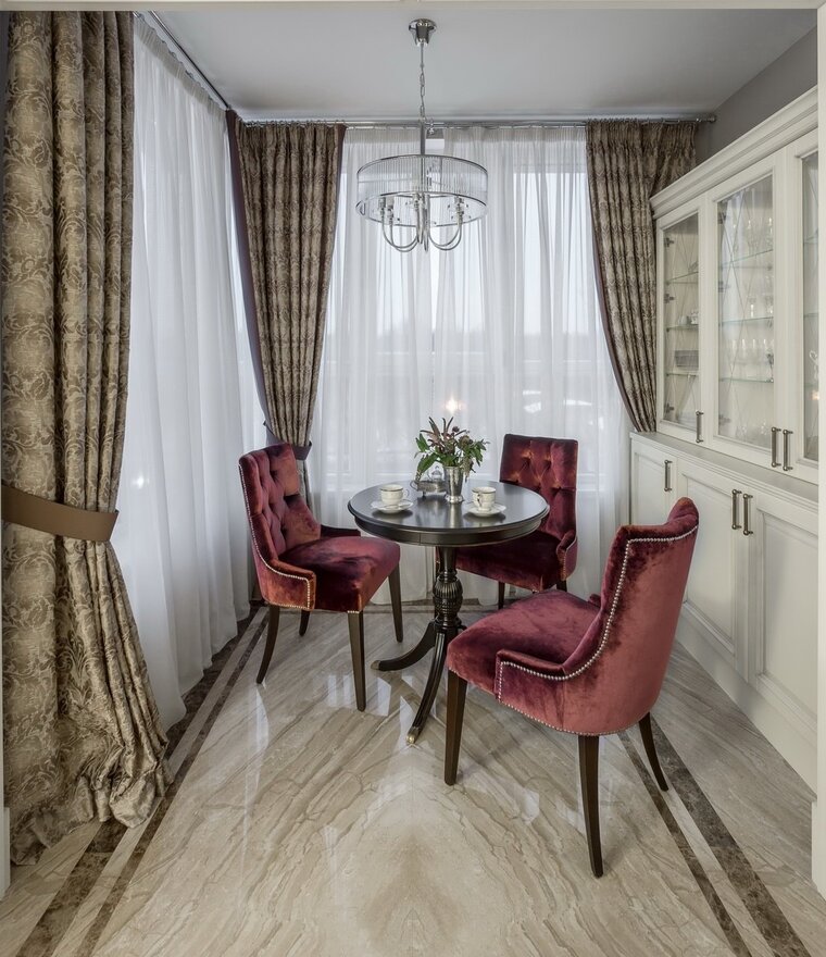 Классические стулья во французском стиле